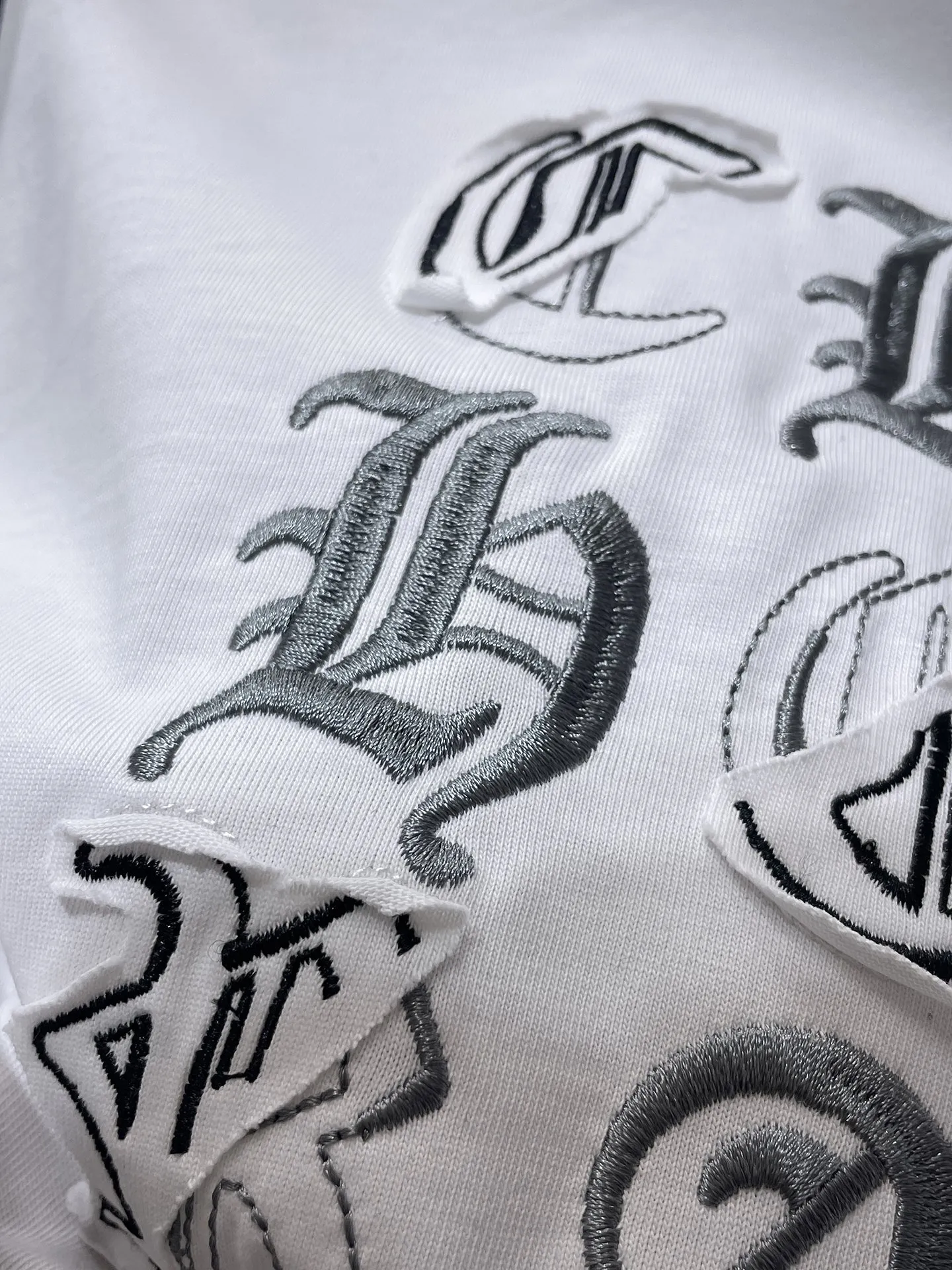 P170 New for summer Chrome Hearts 25ss worn version. High gram weight, environmentally friendly and high-quality top-grade fabric. 280g Chrome Sword Sanskrit embroidery patch splicing short sleeves. Heavy-duty pure hand-cut patch embroidery technology. Counter synchronization. Re-engraved version 1:1. Recommended color: black. White. Size: S, M, L, XL.